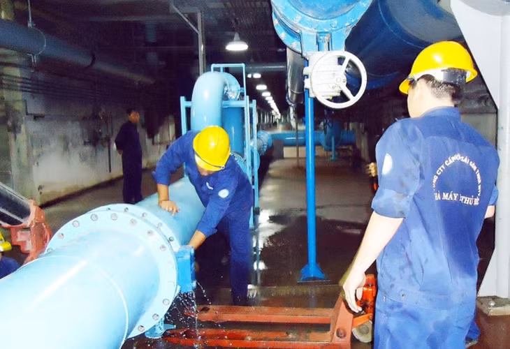 Công nhân kiểm tra hệ thống cấp nước ở nhà máy nước Thủ Đức