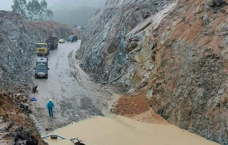 Đèo An Khê sạt lở, ngập nước khiến xe không thể đi qua