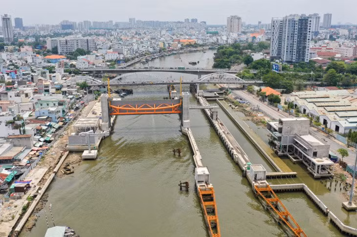 Cống ngăn triều Tân Thuận ở Quận 7, thuộc dự án chống ngập do triều