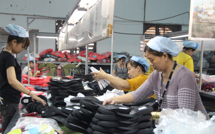 Công nhân làm việc trong nhà máy sản xuất giày ở Bình Dương