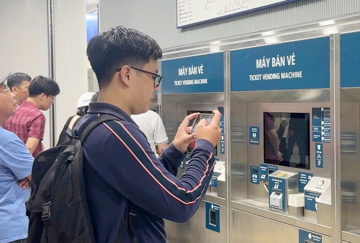 Hệ thống thanh toán vé điện tử không tiền mặt trên tuyến metro 1 giúp người dân thuận lợi nhất khi đi metro