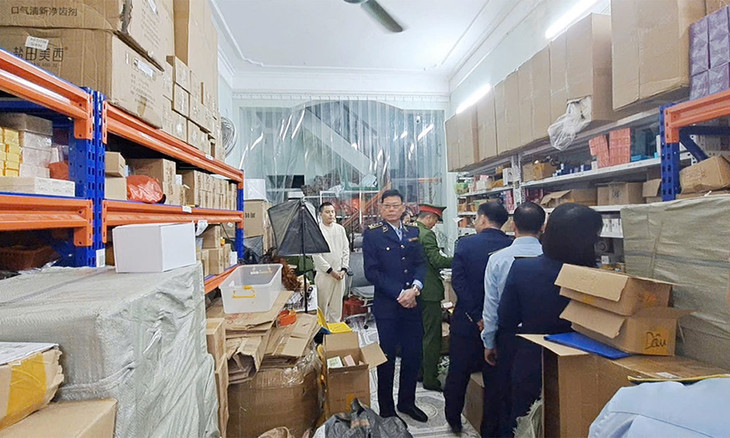 Lực lượng chức năng kiểm tra kho hàng Lực lượng chức năng kiểm tra kho hàng