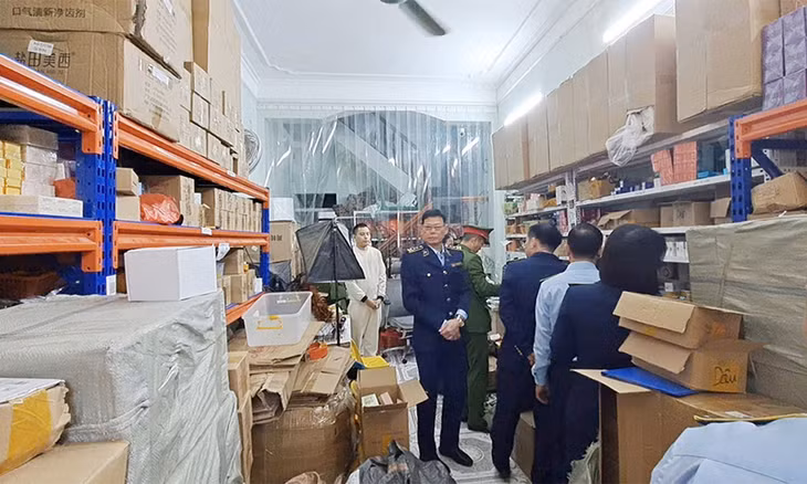 Lực lượng chức năng kiểm tra kho hàng