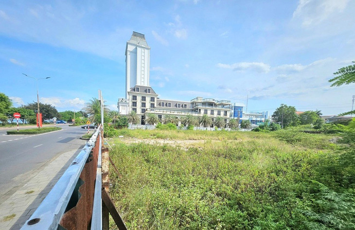 Bên trong Dự án Movenpick Central là một bãi đất trống, xung quanh được quây tôn kín mít Bên trong Dự án Movenpick Central là một bãi đất trống, xung quanh được quây tôn kín mít