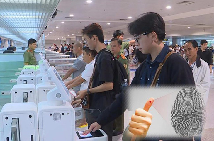 Khách làm thủ tục qua các cổng autogate tại cửa khẩu sân bay