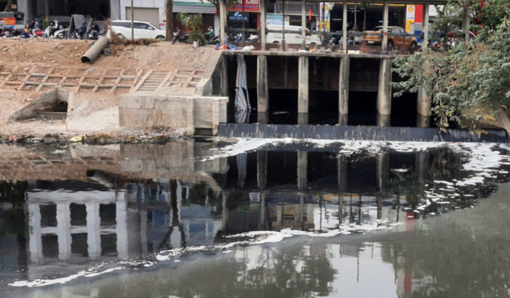 Cống nước thải chảy ra sông Tô Lịch đoạn cầu vượt Láng Hạ Cống nước thải chảy ra sông Tô Lịch đoạn cầu vượt Láng Hạ