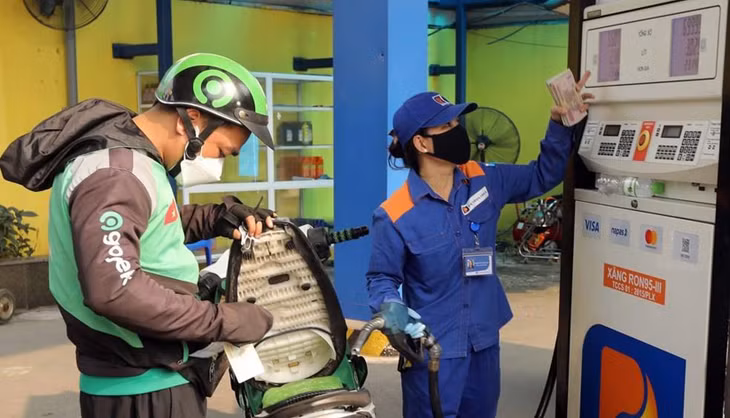 Mua bán xăng, dầu tại điểm kinh doanh xăng, dầu Petrolimex.