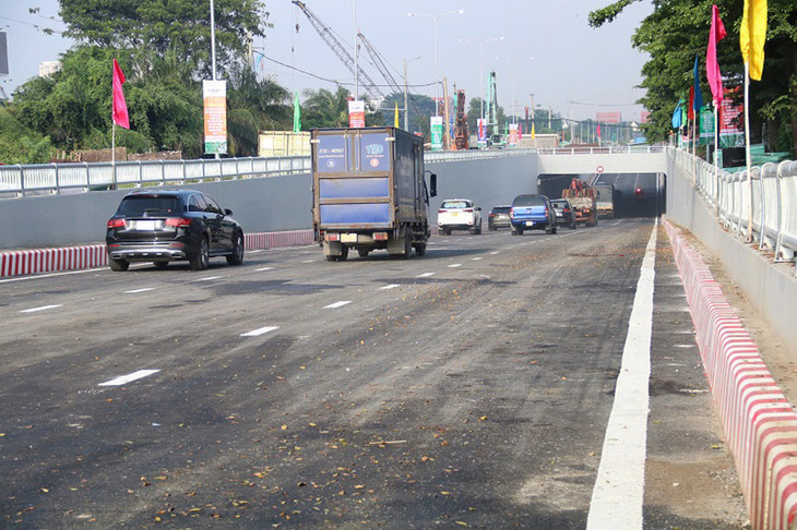 Nhánh hầm chui HC2 tại giao lộ này theo hướng từ khu chế xuất Tân Thuận đi quốc lộ 1 đã được thông xe Nhánh hầm chui HC2 tại giao lộ này theo hướng từ khu chế xuất Tân Thuận đi quốc lộ 1 đã được thông xe