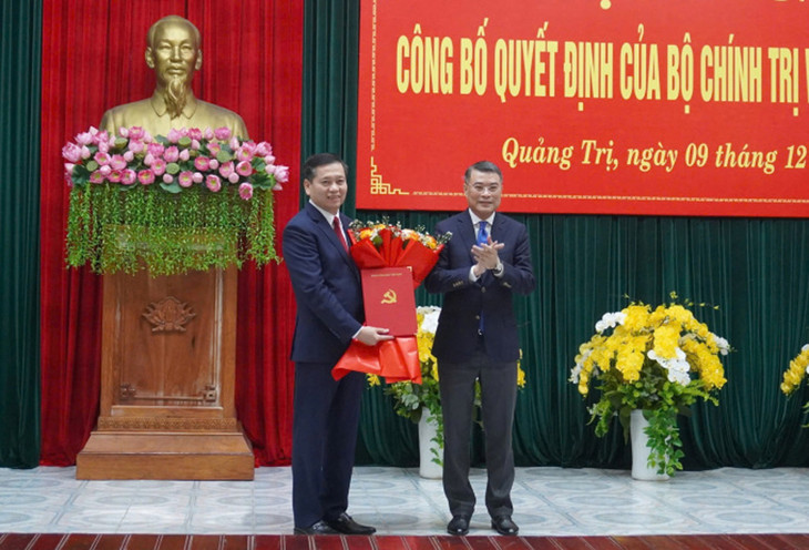 Ông Lê Minh Hưng trao quyết định Bộ Chính trị cho ông Nguyễn Long Hải