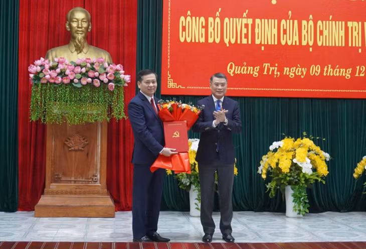 Ông Lê Minh Hưng trao quyết định Bộ Chính trị cho ông Nguyễn Long Hải