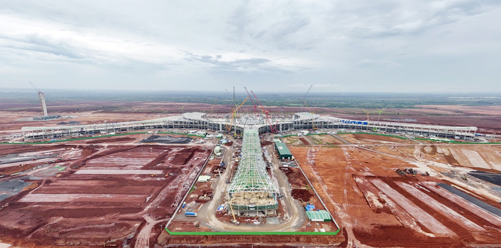 Hiện tại, gói thầu nhà ga hành khách với tổng vốn đầu tư 35.000 tỷ đồng đang được xây dựng kết cấu mái thép, đồng thời lắp kính những khu vực đã thi công xong. Hiện tại, gói thầu nhà ga hành khách với tổng vốn đầu tư 35.000 tỷ đồng đang được xây dựng kết cấu mái thép, đồng thời lắp kính những khu vực đã thi công xong.