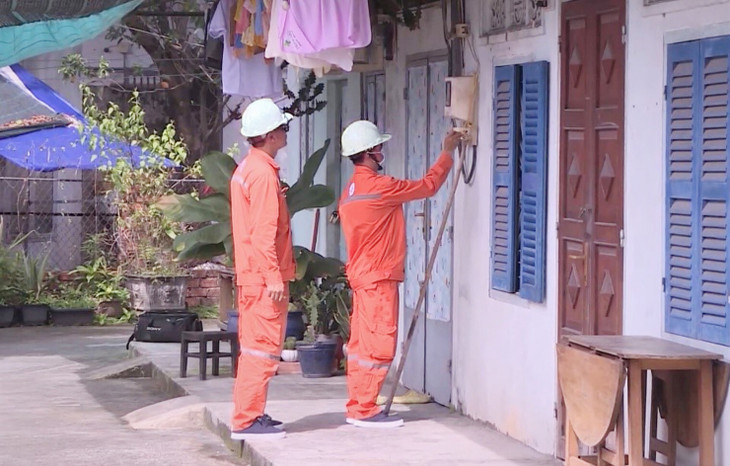 CBCNV các Công ty Điện lực thuộc EVNSPC thường xuyên phối hợp với các đơn vị liên quan tuyên truyền, hướng dẫn các chủ nhà trọ thực hiện các quy định về giá điện cho người thuê nhà