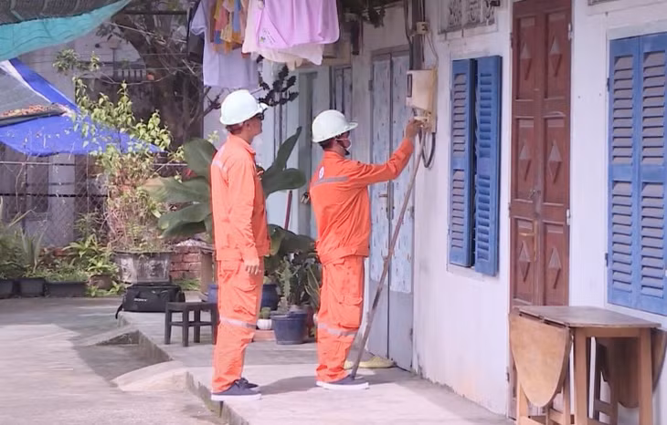 CBCNV các Công ty Điện lực thuộc EVNSPC thường xuyên phối hợp với các đơn vị liên quan tuyên truyền, hướng dẫn các chủ nhà trọ thực hiện các quy định về giá điện cho người thuê nhà