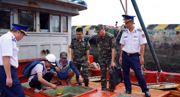 Lực lượng chức năng kiểm tra hàng hóa trên tàu