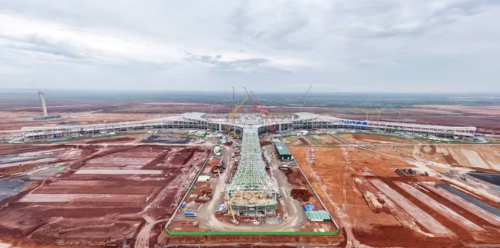 Hiện tại, gói thầu nhà ga hành khách với tổng vốn đầu tư 35.000 tỷ đồng đang được xây dựng kết cấu mái thép, đồng thời lắp kính những khu vực đã thi công xong.