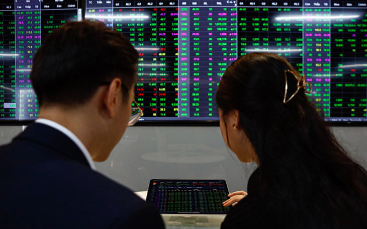 Nhà đầu tư đang giao dịch tại một công ty chứng khoán ở quận 1 (TP.HCM) Nhà đầu tư đang giao dịch tại một công ty chứng khoán ở quận 1 (TP.HCM)