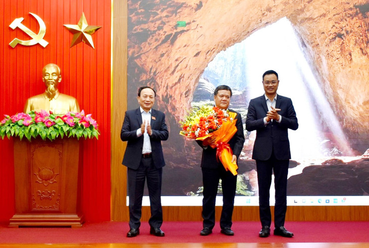 Ông Trần Phong (người cầm hoa) được bầu giữ chức Phó Bí thư Tỉnh ủy Quảng Bình