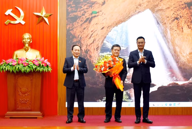 Ông Trần Phong (người cầm hoa) được bầu giữ chức Phó Bí thư Tỉnh ủy Quảng Bình