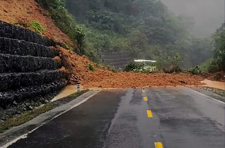 Đường Nha Trang - Đà Lạt sạt lở gần 2.000m3 đất đá, tê liệt hoàn toàn