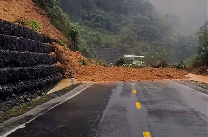 Đường Nha Trang - Đà Lạt sạt lở gần 2.000m3 đất đá, tê liệt hoàn toàn Đường Nha Trang - Đà Lạt sạt lở gần 2.000m3 đất đá, tê liệt hoàn toàn