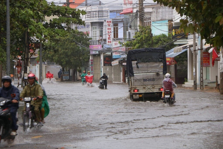 Đường 21 Tháng 8 tại thành phố Phan Rang - Tháp Chàm bị ngập cục bộ, chiều 29/11