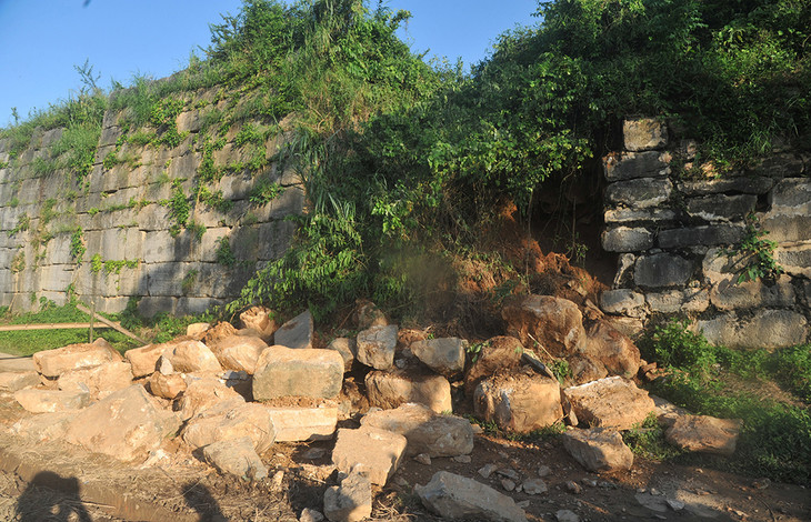 Đoạn tường thành phía bắc bị sạt lở do ảnh hưởng của mưa bão từ năm 2017