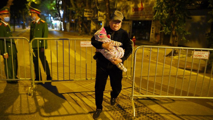 Người dân gần nơi phát hiện bom ở phố Cửa Bắc sơ tán trong đêm