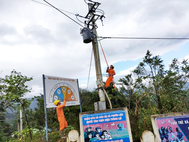 Đóng điện cho bà con ở xã Phước Lộc, huyện Phước Sơn sau 1 tháng bị cô lập, không có điện