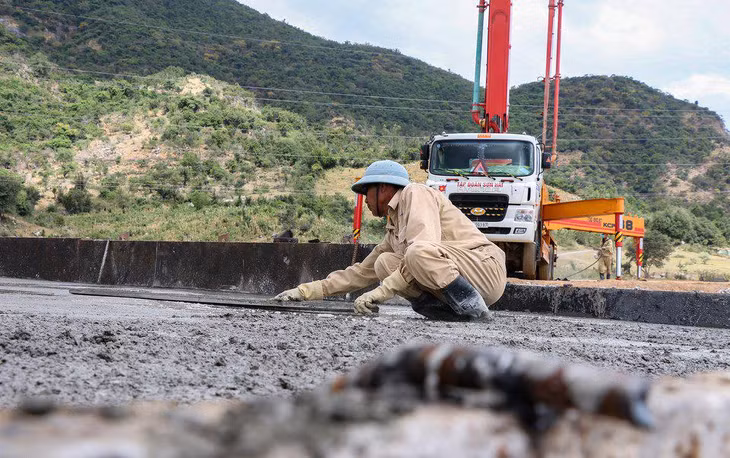 "Mặt bằng đã được giao xong, phần vật liệu đắp công trình UBND tỉnh Khánh Hòa đã cam kết cung cấp đủ. Chúng tôi sẽ huy động công nhân làm 3 ca để đạt tiến độ mà Thủ tướng giao", đại diện nhà đầu tư cho biết.