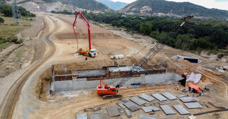 Dự án có quy mô 4 làn xe trên nền đường rộng 17 m. Giai đoạn hoàn chỉnh có quy mô 6 làn xe rộng 32,25 m.