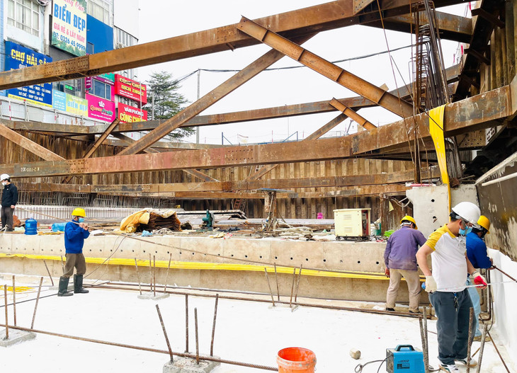 Từng tốp công nhân đang tỉ mỉ, khẩn trương xử lý lớp chống thấm tại khu vực hầm chui Lê Văn Lương.