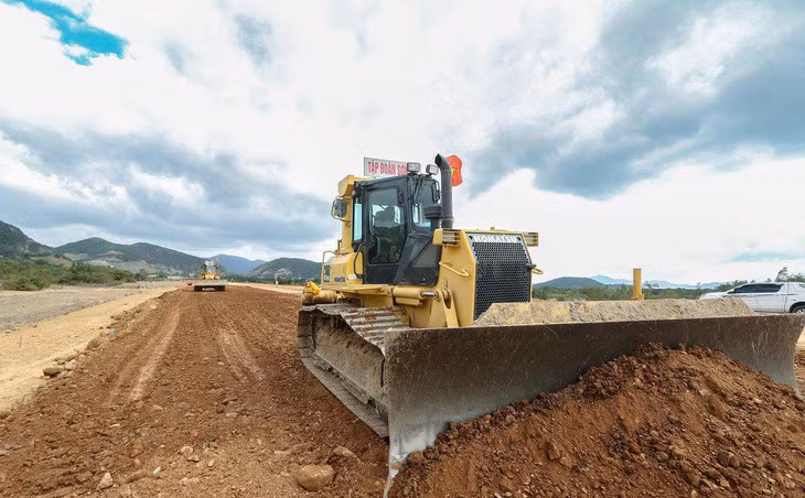 Theo Ban Quản lý dự án đường Hồ Chí Minh, dự án đã được bàn giao 48,1/49,1 km mặt bằng, đạt 98,5%.