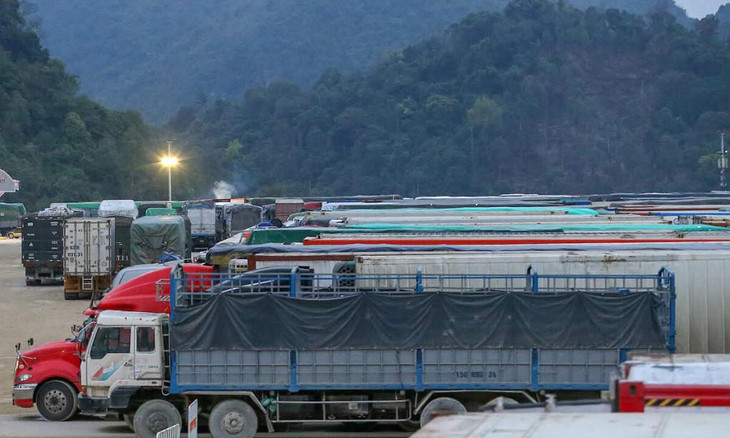 Nhiều xe hàng nằm chờ ở bãi cửa khẩu Tân Thanh (Lạng Sơn) Nhiều xe hàng nằm chờ ở bãi cửa khẩu Tân Thanh (Lạng Sơn)