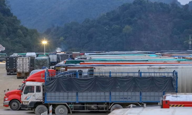Nhiều xe hàng nằm chờ ở bãi cửa khẩu Tân Thanh (Lạng Sơn)