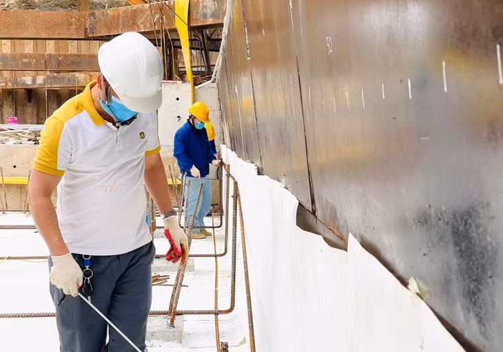 Hiện tại trên công trường thi công hầm chui Lê Văn Lương, hàng chục công nhân, kỹ sư đang triển khai hạng mục chống thấm - một trong những hạng mục được đánh giá là quan trọng bậc nhất của dự án.