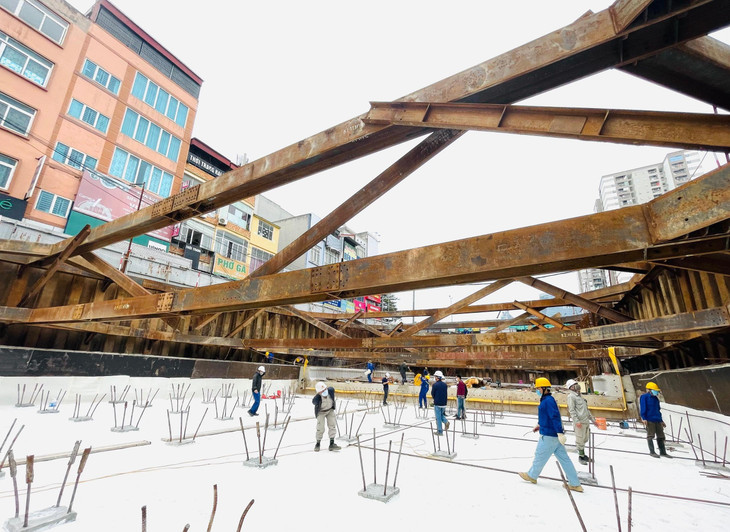 Hầm chui được xây dựng trực thông hướng đường Lê Văn Lương, đi ngầm qua nút giao Khuất Duy Tiến – Tố Hữu, có tổng chiều dài hầm và gờ chắn hai đầu là 475 m.