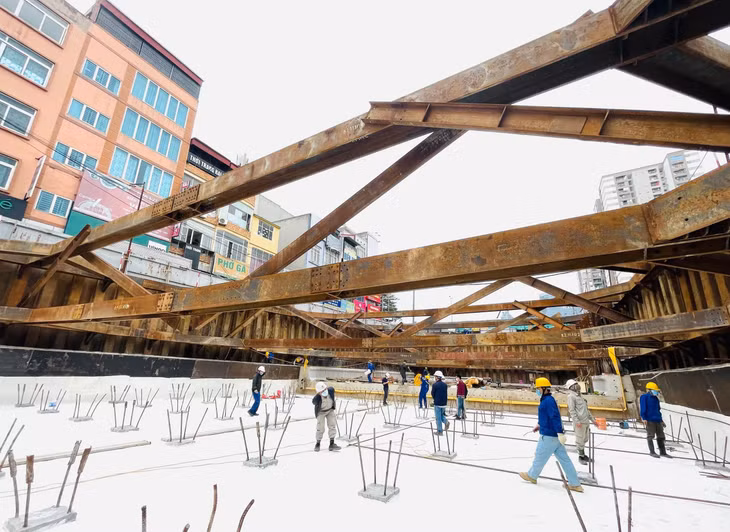 Hầm chui được xây dựng trực thông hướng đường Lê Văn Lương, đi ngầm qua nút giao Khuất Duy Tiến – Tố Hữu, có tổng chiều dài hầm và gờ chắn hai đầu là 475 m.