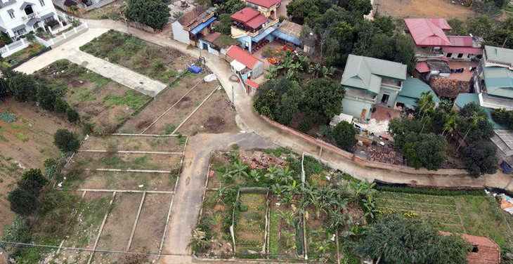 Tại thôn Sen Trì, xã Bình Yên, huyện Thạch Thất, Hà Nội, không khó để bắt gặp các khu đất phân lô quy mô từ vài lô đến vài chục lô