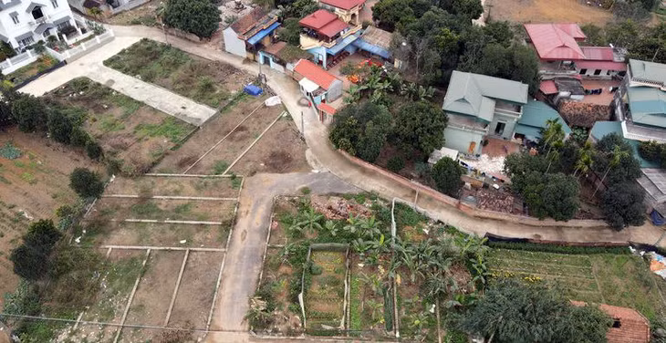 Tại thôn Sen Trì, xã Bình Yên, huyện Thạch Thất, Hà Nội, không khó để bắt gặp các khu đất phân lô quy mô từ vài lô đến vài chục lô