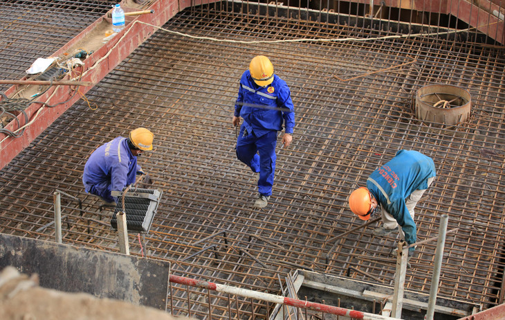 Phần móng hầm có 2 hạng mục thì hạng mục cọc xi măng đất - đường găng của dự án đã hoàn thiện 100% khối lượng công việc, hạng mục ép cọc bê tông đã hoàn thành được 50% so với tiến độ của dự án&quot;.