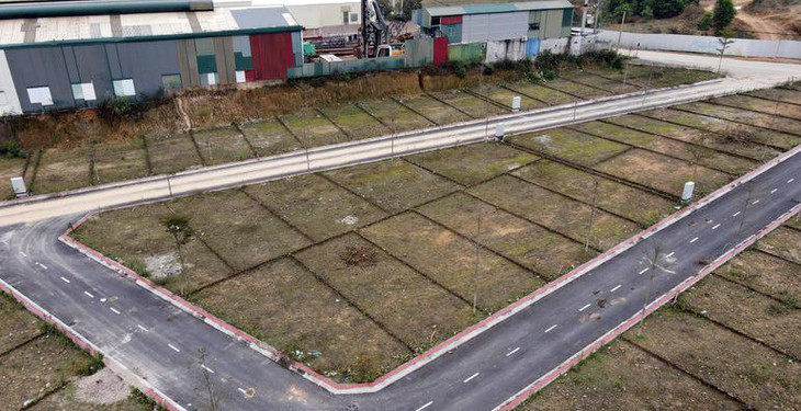 Môi giới đang bán đất nền ở đây cho biết, khu đất đã được hoàn thiện hạ tầng và tách từng lô bán hết cho khách từ đầu năm 2021. Hiện tại, khách hàng muốn mua mới thường phải mua lại từ chính các nhà đầu tư cũ