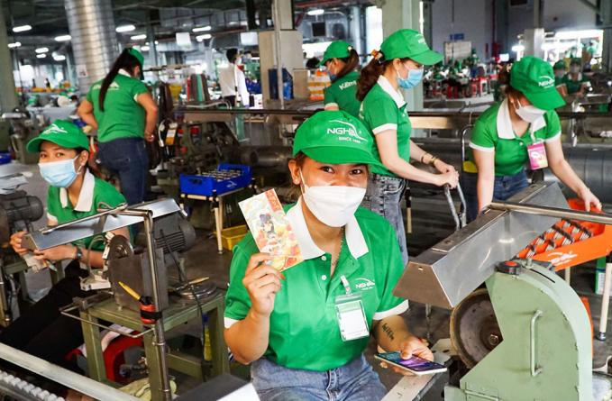 Hơn 90% công nhân nhà máy Kềm Nghĩa ở Khu công nghiệp Tân Phú Trung (huyện Củ Chi) quay lại sản xuất vào ngày 7/2, nhận lì xì đầu năm