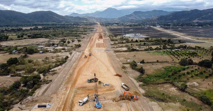 Dự án đường cao tốc Bắc - Nam đoạn Nha Trang - Cam Lâm, tỉnh Khánh Hòa, có chiều dài 49,11 km, đi qua huyện Diên Khánh (8 km), huyện Cam Lâm (30,5 km) và TP Cam Ranh (10,6 km). Dự án có tổng mức đầu tư hơn 7.600 tỷ đồng.