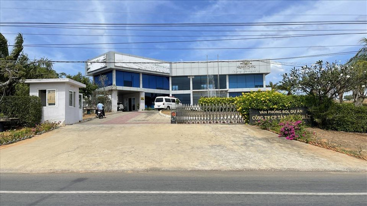 Văn phòng Ban quản lý Dự án Khu thương mại dịch vụ và dân cư Tân Việt Phát 2 nằm tại cửa ngõ vào khu du lịch quốc gia Mũi Né