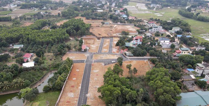 Trái ngược với tình trạng bỏ hoang ở nhiều khu đất phân lô, hiện tại, nhiều lô đất phân lô ở xã Cổ Đông, Thị xã Sơn Tây (TP. Hà Nội) lại đang được rao bán rầm rộ.