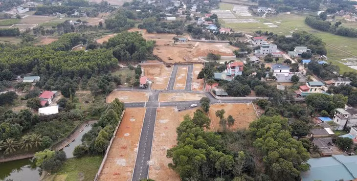 Trái ngược với tình trạng bỏ hoang ở nhiều khu đất phân lô, hiện tại, nhiều lô đất phân lô ở xã Cổ Đông, Thị xã Sơn Tây (TP. Hà Nội) lại đang được rao bán rầm rộ.