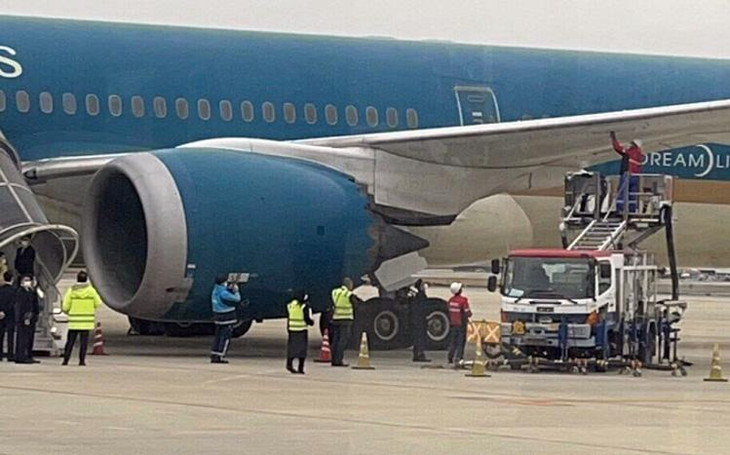 Máy bay của Vietnam Airlines kiểm tra kỹ thuật sau khi hạ cánh khẩn cấp tại sân bay Fukuoka, Nhật Bản ngày 5/1