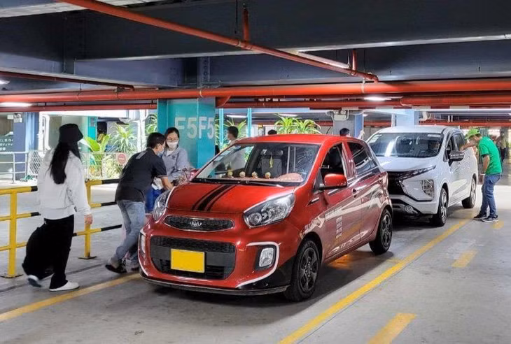 Khách đón xe ở làn D1 sáng 17/2