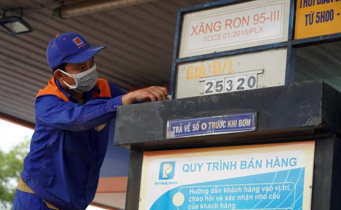 Giá xăng tăng lần thứ 4 liên tiếp Giá xăng tăng lần thứ 4 liên tiếp