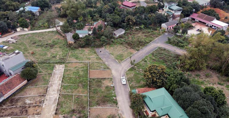 Tình trạng tách thửa, phân lô bán nền tại một số huyện ven trung tâm của Hà Nội đã diễn ồ ạt trong 2 năm trở lại đây. Các khu đất phân lô thường có vị trí nằm trong ngõ xóm, đường làng của các huyện